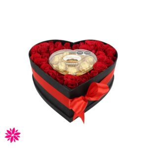 Corazón con 35 rosas y chocolates